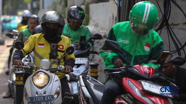 pengemudi-ojek-online-ojol-menunggu-orderan-penumpang-di-kawasan-stasiun-palmerah-jakarta-senin-452026-1777870908556_169