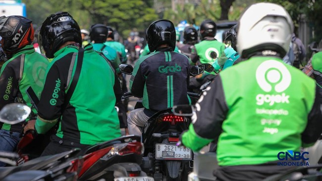 pengemudi-ojek-online-ojol-menunggu-orderan-penumpang-di-kawasan-stasiun-palmerah-jakarta-senin-452026-1777870908636_169