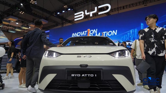 pengunjung-melihat-byd-atto-1-dalam-ajang-pameran-gaikindo-indonesia-international-auto-show-giias-2026-yang-berlangsung-di-in-1785582470761_169