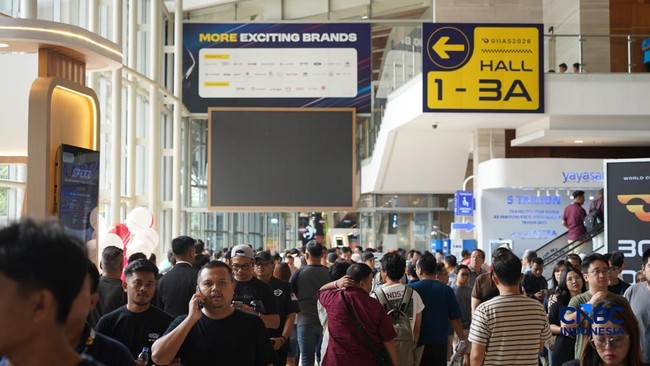 pengunjung-memadati-area-hall-1-dalam-ajang-pameran-gaikindo-indonesia-international-auto-show-giias-2026-yang-berlangsung-di-1785582666401_169