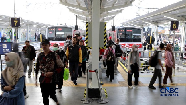 penumpang-krl-usai-turun-dari-kereta-di-peron-67-dan-8-stasiun-bogor-jawa-barat-rabu-1572026-1784112339907_169