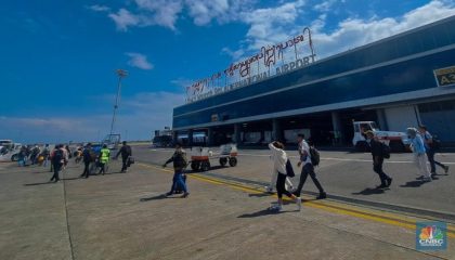 penumpang-menunggu-kedatangan-pesawat-di-bandara-i-gusti-ngurah-rai-denpasar-bali-senin-2752024-selama-momen-libur-panjang-wai_169