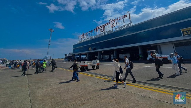penumpang-menunggu-kedatangan-pesawat-di-bandara-i-gusti-ngurah-rai-denpasar-bali-senin-2752024-selama-momen-libur-panjang-wai_169