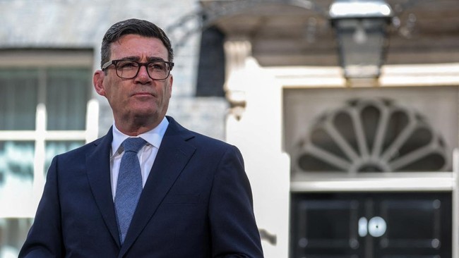 perdana-menteri-inggris-yang-baru-dilantik-andy-burnham-tampak-memperhatikan-saat-menyampaikan-pidato-di-luar-10-downing-stree-1784603653170_169