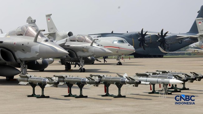 pesawat-jet-tempur-multi-role-combat-aircraft-mrca-rafale-a400m-mrtt-falcon-8x-smart-weapon-hammer-dan-missile-meteor-di-lanud-1779081974705_169
