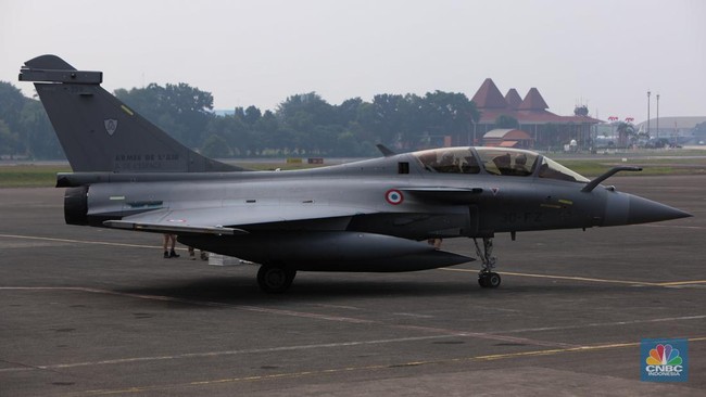 pesawat-tempur-milik-militer-prancis-dassault-rafale-a330-mrtt-mendarat-di-apron-selatan-pangkalan-udara-halim-perdanakusuma-j-9_169