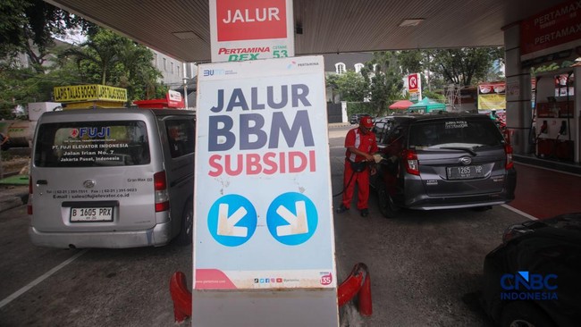 petugas-melakukan-pengisian-bahan-bakar-minyak-bbm-jenis-pertalite-pada-spbu-pertamina-3410301-di-kawasan-menteng-jakarta-kami-1787226764941_169