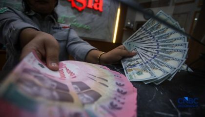 petugas-menjunjukkan-uang-pecahan-dolar-amerika-serikat-as-dan-rupiah-di-dolar-asia-money-changer-jakarta-rabu-872026-1783496342241_169