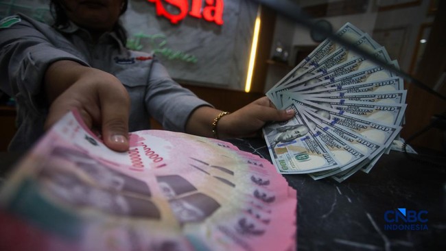petugas-menjunjukkan-uang-pecahan-dolar-amerika-serikat-as-dan-rupiah-di-dolar-asia-money-changer-jakarta-rabu-872026-1783496342241_169