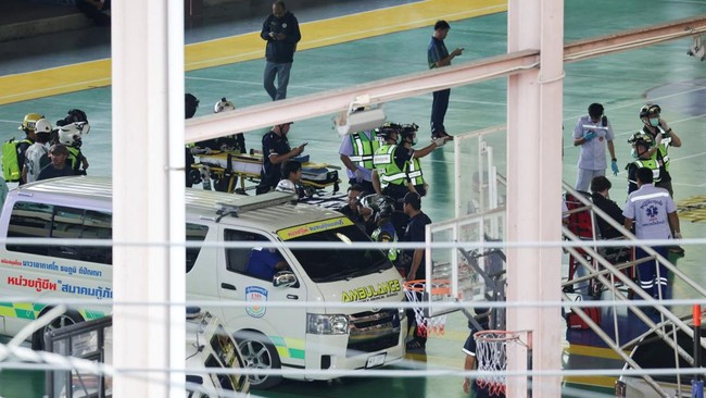 petugas-penyelamat-berdiri-di-dekat-ambulans-di-sekolah-debsirin-nonthaburilokasi-terjadinya-insiden-penembakandi-distrik-bang-1786084015199_169