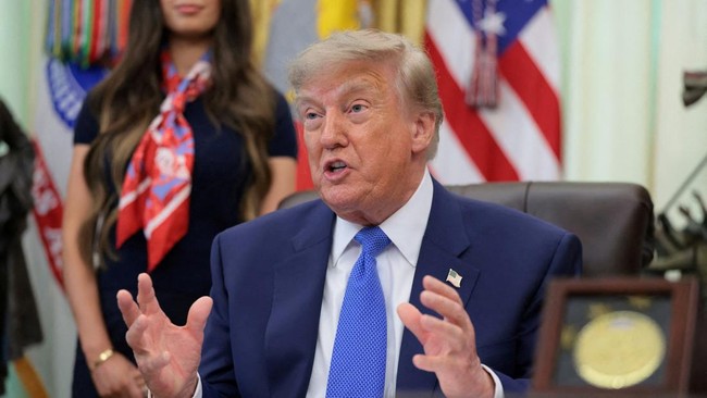 presiden-as-donald-trump-berbicara-dalam-acara-penandatanganan-perintah-eksekutif-terkait-fleksibilitas-vaksin-di-ruang-oval-g-1786439176428_169-1