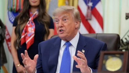 presiden-as-donald-trump-berbicara-dalam-acara-penandatanganan-perintah-eksekutif-terkait-fleksibilitas-vaksin-di-ruang-oval-g-1786439176428_169-2