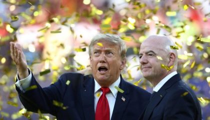presiden-as-donald-trump-dan-presiden-fifa-gianni-infantino-menghadiri-seremoni-penyerahan-trofi-setelah-laga-final-piala-duni-1784521458728_169