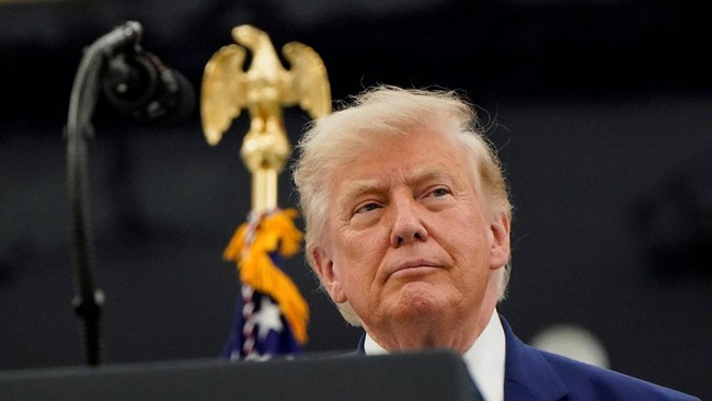 presiden-as-donald-trump-memberi-isyarat-saat-ia-meninjau-pesawat-vc-25b-yang-dihadiahkan-oleh-qatar-yang-akan-digunakan-sebag-1781948459985_169