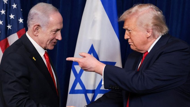 presiden-as-donald-trump-menunjuk-ke-arah-perdana-menteri-israel-benjamin-netanyahu-saat-mereka-berjabat-tangan-dalam-konferen-1767055354888_169