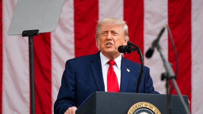 presiden-as-donald-trump-menyampaikan-pidato-di-amfiteater-memorial-selama-acara-hari-peringatan-di-pemakaman-nasional-arlingt-1780374351487_169