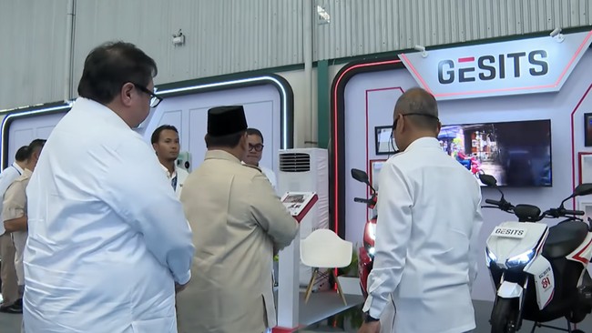 presiden-prabowo-subianto-melihat-motor-listrik-saat-acara-pluncuran-motor-listriokm-nasional-molinas-pada-kamis-1382026-youtu-1786609834852_169
