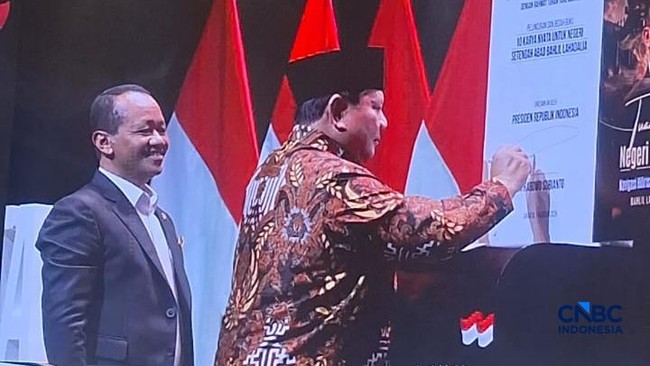 presiden-prabowo-subianto-menandatangani-giant-book-bahlil-lahadalia-jumat-782026-1786092905091_169