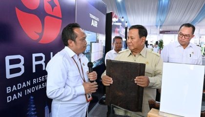 presiden-prabowo-subianto-menguji-langsung-ketahanan-genteng-hasil-inovasi-badan-riset-dan-inovasi-nasional-brin-saat-bertemu-1786085449394_169
