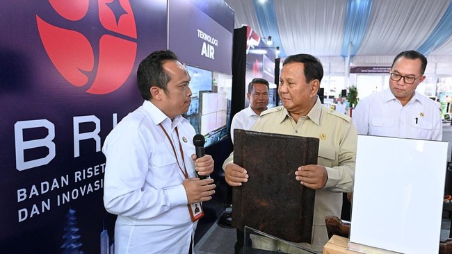 presiden-prabowo-subianto-menguji-langsung-ketahanan-genteng-hasil-inovasi-badan-riset-dan-inovasi-nasional-brin-saat-bertemu-1786085449394_169