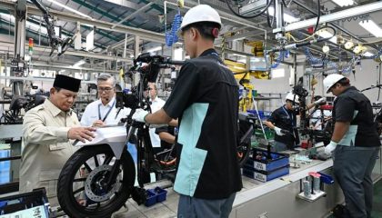 presiden-prabowo-subianto-saat-acara-pluncuran-motor-listrik-nasional-molinas-pada-kamis-1382026-dok-sekretariat-presiden-1786616304027_169-2