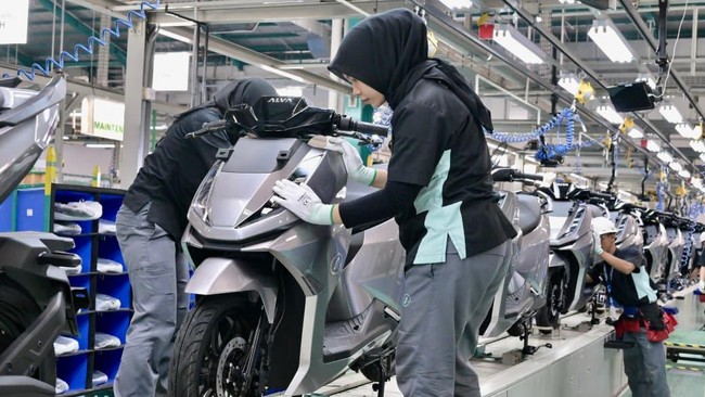 presiden-prabowo-subianto-saat-acara-pluncuran-motor-listrik-nasional-molinas-pada-kamis-1382026-dok-sekretariat-presiden-1786616304378_169