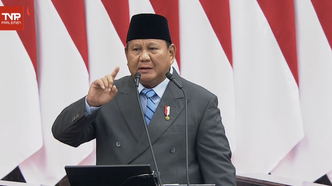 presiden-prabowo-subianto-saat-menyampaikan-pidato-dalam-rangka-penyampaiaan-ruu-apbn-2027-dan-nota-keuangan-di-gedung-nusanta-1786696252673_169-2