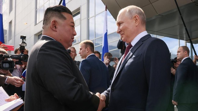 presiden-rusia-valdimir-putin-dan-pemimpin-korea-utara-kim-jong-un-saat-pertemuan-di-kosmodrom-vostochny-di-wilayah-amur-timur-9_169