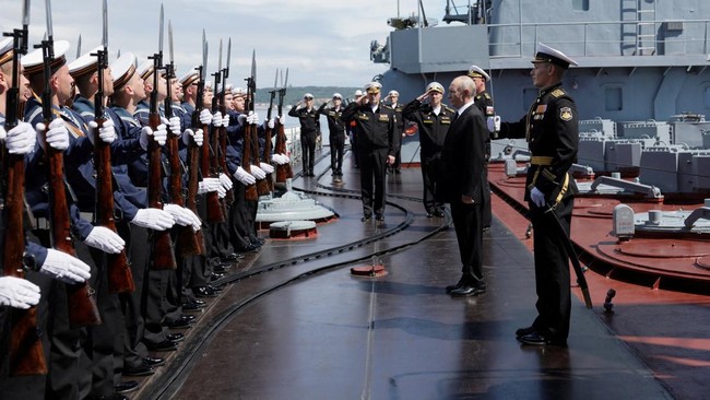 presiden-rusia-vladimir-putin-disambut-di-atas-kapal-penjelajah-rudal-varyag-saat-ia-meninjau-latihan-militer-armada-pasifik-d-1786532837359_169