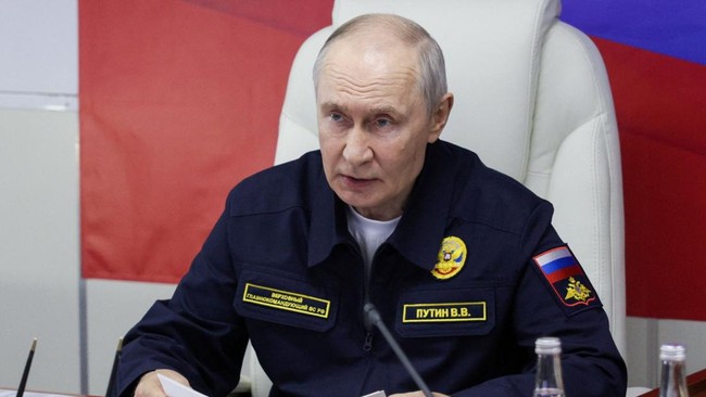 presiden-rusia-vladimir-putin-memimpin-rapat-di-atas-kapal-penjelajah-rudal-varyag-di-wilayah-sakhalin-rusia-timur-jauh-pada-1-1786532837292_169