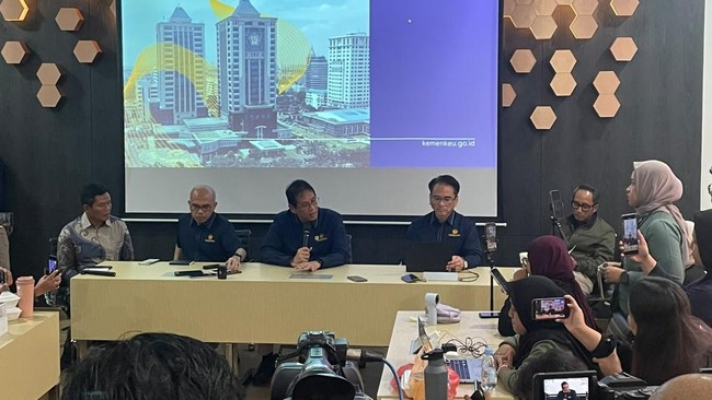 purbaya-yudhi-sadewa-menteri-keuangan-nufransa-wira-sakti-plt-direktur-jenderal-perimbangan-keuangan-dan-ubaidillah-amin-staf-1785916718720_169-2