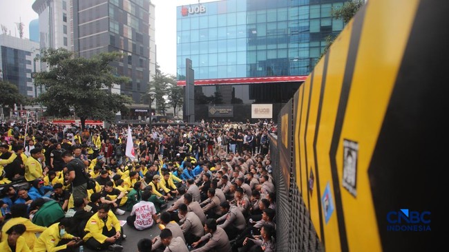 ratusan-mahasiswa-yang-menggelar-aksi-unjuk-rasa-di-kawasan-jalan-jenderal-sudirman-jakarta-pusat-selasa-1882026-menyebabkan-a-1787048440562_169