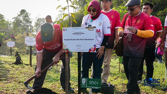 ribuan-warga-menghadiri-kegiatan-penanaman-pohon-dalam-rangka-menyambut-hut-ke-81-kemerdekaan-indonesia-di-embung-sanggai-kawa-1786767426941_169