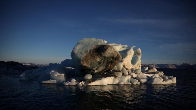 sebuah-bongkahan-es-mengapung-di-perairan-laut-dekat-nuuk-greenland-30-januari-2026-reutersfedja-grulovic-1770210579560_169