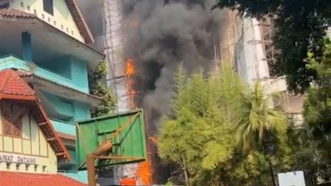 sebuah-gedung-ruko-central-cikini-di-jalan-cikini-raya-cikini-menteng-jakarta-pusat-hangus-terbakar-pada-rabu-582026-1785922232374_169