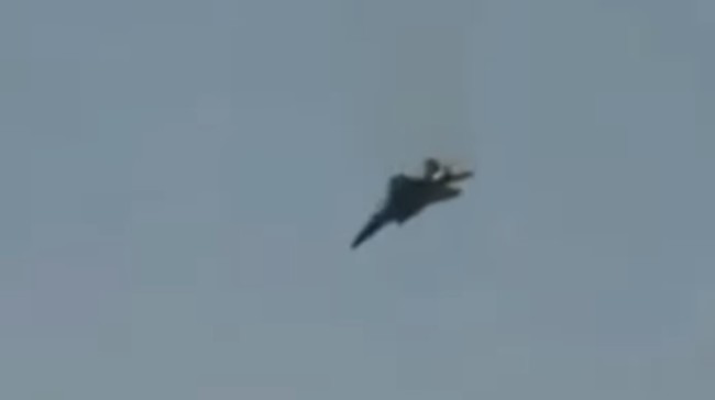 sebuah-jet-tempur-f-15-jatuh-di-kuwait-dengan-pilot-berhasil-melontarkan-diri-dari-pesawat-dengan-selamat-sebelum-pesawat-ters-1772437841143_169