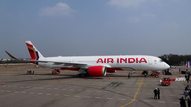 sebuah-pesawat-airbus-a350-milik-air-india-dipamerkan-dalam-ajang-penerbangan-wings-india-2024-di-bandara-begumpet-hyderabad-i-1786596068098_169
