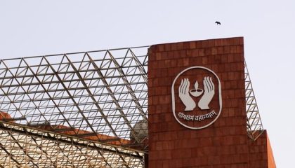 seekor-burung-terbang-melintasi-logo-life-insurance-corporation-of-india-lic-di-salah-satu-kantornya-di-new-delhi-india-pada-3-1785995976565_169