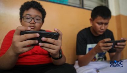 sejumlah-anak-memainkan-ponsel-mereka-sesuai-pulang-sekolah-di-jakarta-senin-3032026-pemerintah-resmi-melarang-anak-di-bawah-u-1774857452764_169