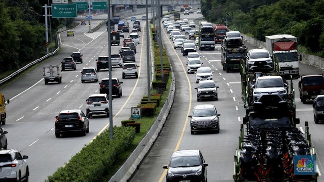 sejumlah-kendaraan-yang-didominasi-kendaraan-pribadi-melintasi-jalan-tol-cijago-cinerejagorawi-depok-jawa-barat-pada-kamis-151-1768474063347_169