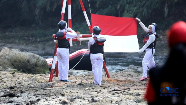sejumlah-komunitas-ciliwung-depok-kcd-melakukan-persiapan-peringatan-hut-ke-81-kemerdekaan-republik-indonesia-di-bawah-jembata-1786938464666_169