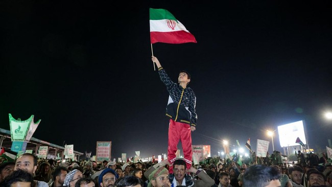 seorang-anak-laki-laki-melambaikan-bendera-iran-saat-bergabung-dengan-pendukung-houthi-dalam-demonstrasi-menentang-serangan-ud-1784013430832_169