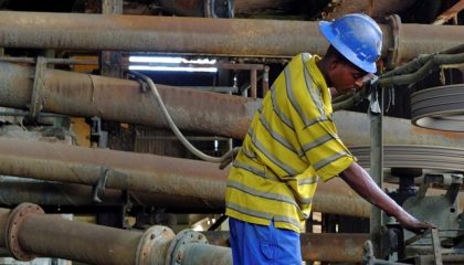 seorang-pekerja-sedang-bekerja-di-fasilitas-konsentrator-tembaga-milik-perusahaan-pertambangan-negara-kongo-gecamines-di-lokas-1786069064462_169