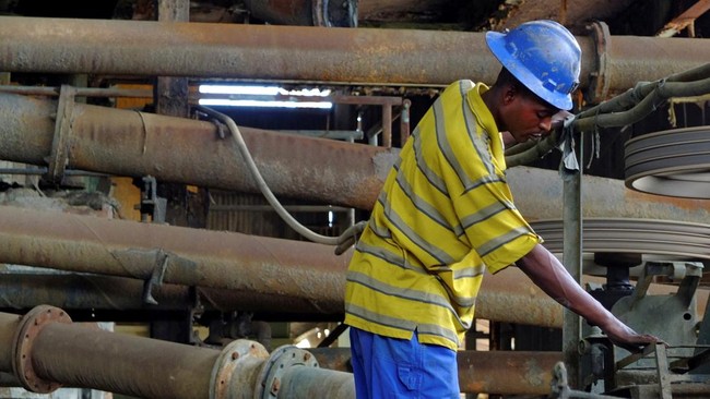 seorang-pekerja-sedang-bekerja-di-fasilitas-konsentrator-tembaga-milik-perusahaan-pertambangan-negara-kongo-gecamines-di-lokas-1786069064462_169