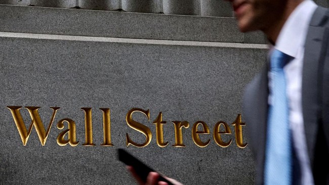 seorang-pria-berjalan-di-wall-street-di-luar-bursa-saham-new-york-nyse-di-kota-new-york-as-7-april-2025-1771984988559_169