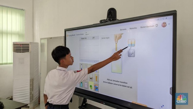 seorang-siswa-menggunakan-panel-digital-interactive-saat-pembelajaran-di-smpn-4-kota-bekasi-jawa-barat-senin-17112025-1763358269009_169