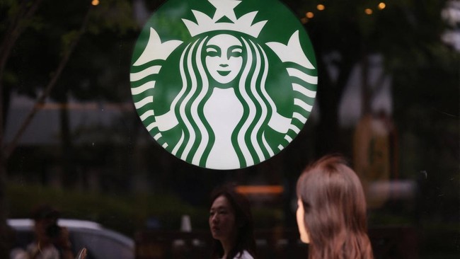 seorang-wanita-berjalan-melewati-logo-starbucks-di-seoul-korea-selatan-26-mei-2026-1779786874731_169