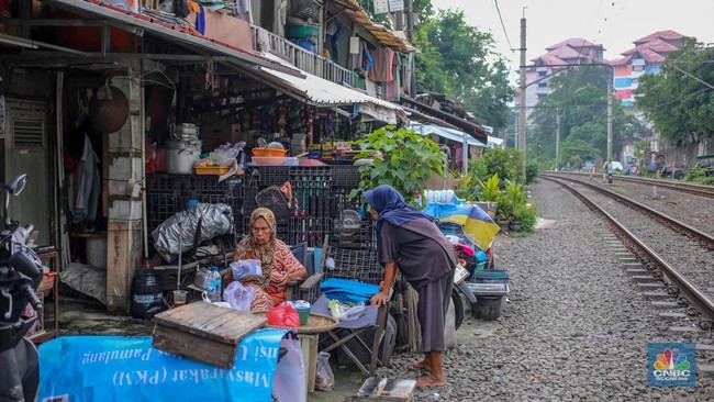 suasana-aktivitas-warga-pada-permukiman-kumuh-yang-berdekatan-dengan-rel-kereta-di-jakarta-senin-262025-cnbc-indonesiafaisal-r-1748854425015_169