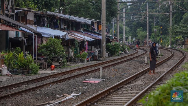 suasana-aktivitas-warga-pada-permukiman-kumuh-yang-berdekatan-dengan-rel-kereta-di-jakarta-senin-262025-cnbc-indonesiafaisal-r-1748854425404_169