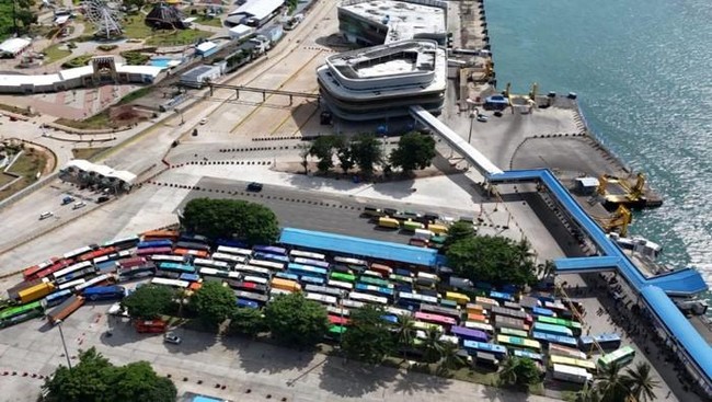 suasana-kepadatan-antrean-truk-mengangkut-bahan-logistik-di-pelabuhan-bakauheni-lampung-selatan-dok-asdp_169